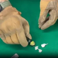 Lettere, armi e droga nascoste tra vegetazione e muretti