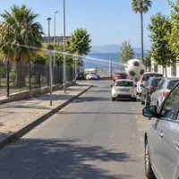 Torre Annunziata, rompono con una pallonata il vetro di un'auto e aspettano il proprietario per risarcirlo