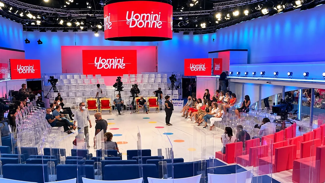 Uomini e Donne torna oggi: nuova opinionista, tronisti e primi colpi di scena
