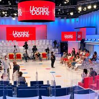 Uomini e Donne torna oggi: nuova opinionista, tronisti e primi colpi di scena