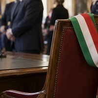 Fascia tricolore, quando il simbolo del sindaco diventa un accessorio da cerimonia