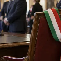 Fascia tricolore, quando il simbolo del sindaco diventa un accessorio da cerimonia