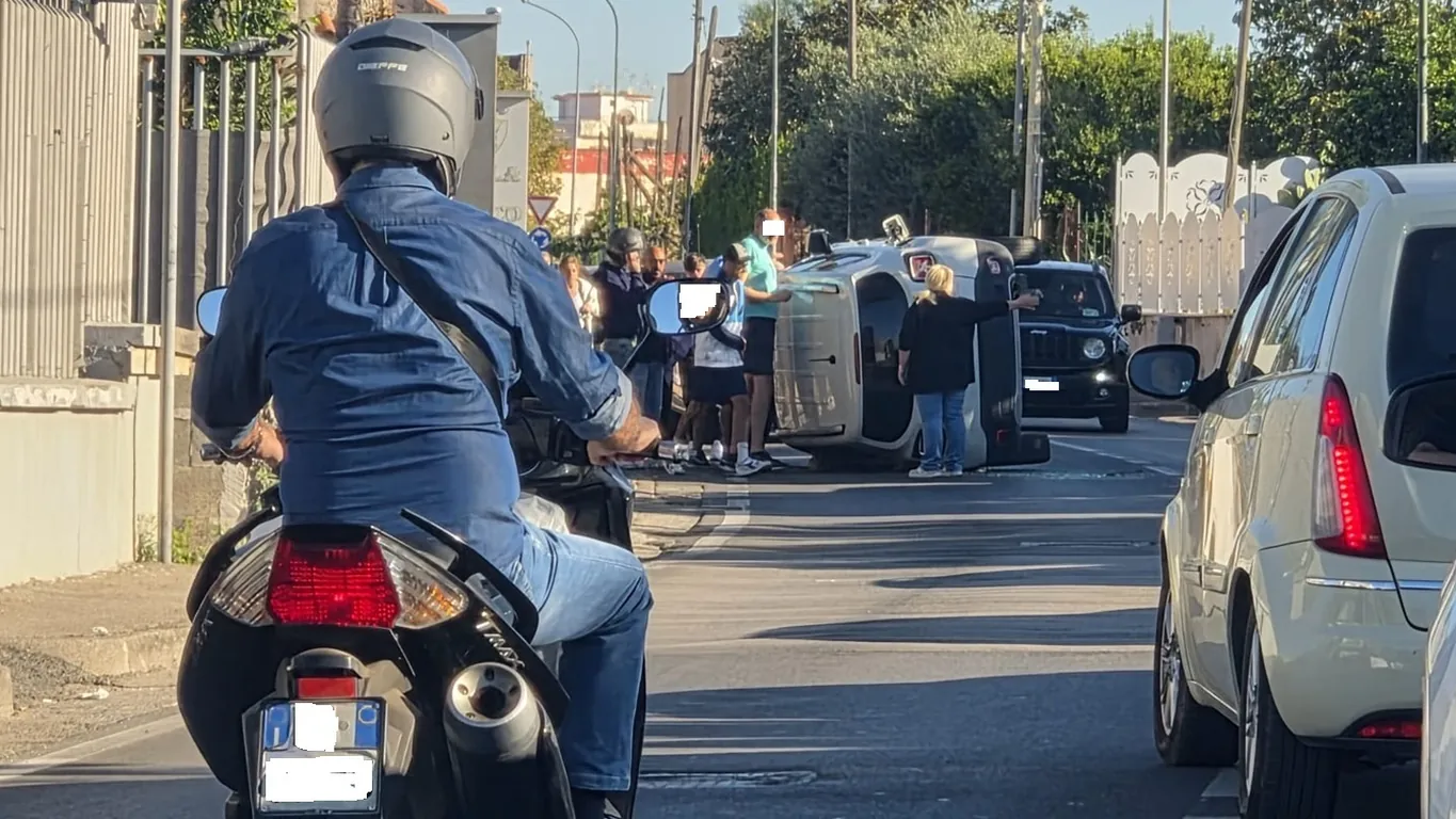 Boscoreale, auto si ribalta in via Settetermini: traffico paralizzato
