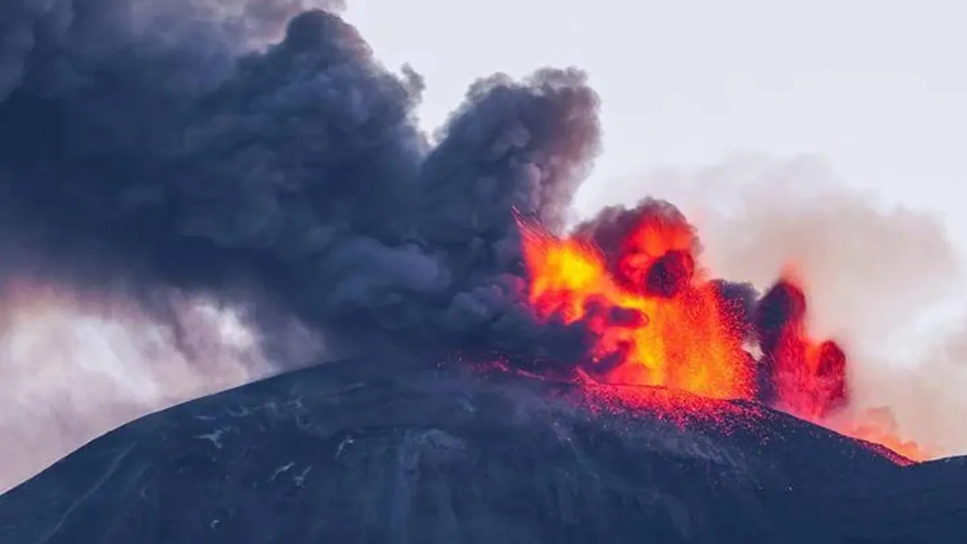 Etna in eruzione, nube di cenere alta 4 chilometri: allerta per il traffico aereo