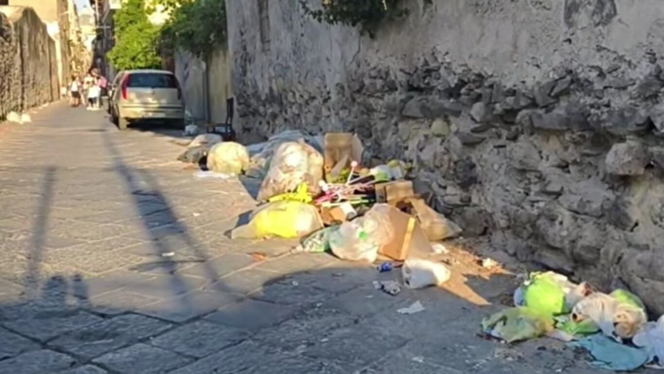 Torre Annunziata, ratti morti e rifiuti in via Commercio: Mazzella incalza la Commissione straordinaria
