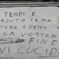Perseguita e aggredisce l'ex moglie: «Il tempo è scaduto, vi uccido». Arrestato 44enne