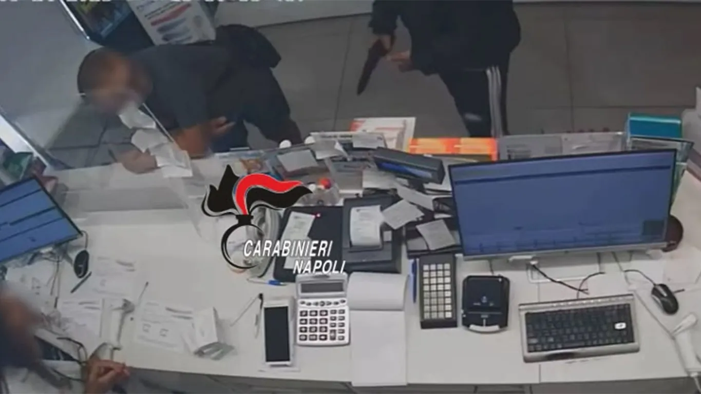 Rapina in farmacia con una pistola giocattolo: tradito dai tatuaggi, si costituisce per amore