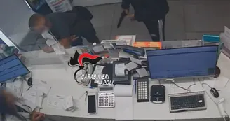 Rapina in farmacia con una pistola giocattolo: tradito dai tatuaggi, si costituisce per amore