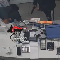 Rapina in farmacia con una pistola giocattolo: tradito dai tatuaggi, si costituisce per amore