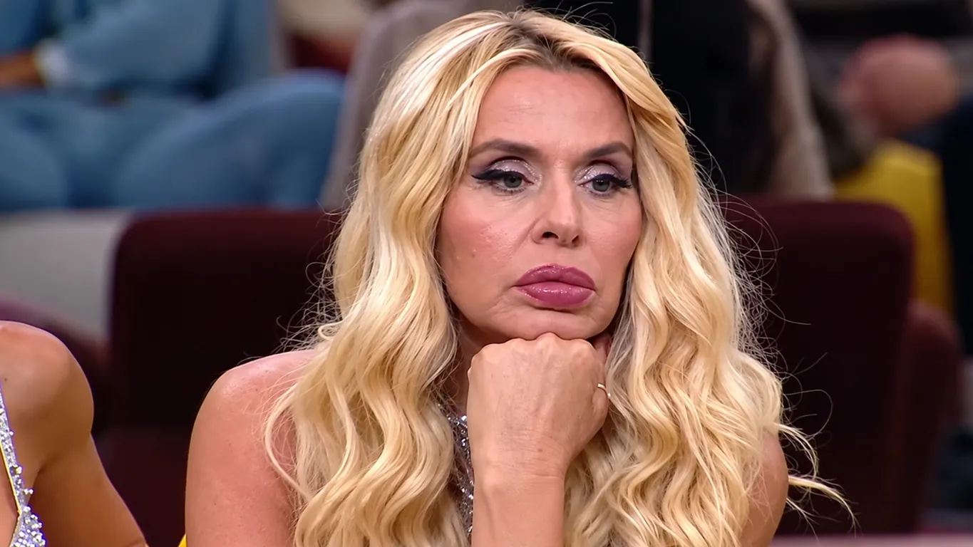 GF Vip, confessione choc di Valeria Marini nella notte: «Mi piaceva, ero attratta da lui»