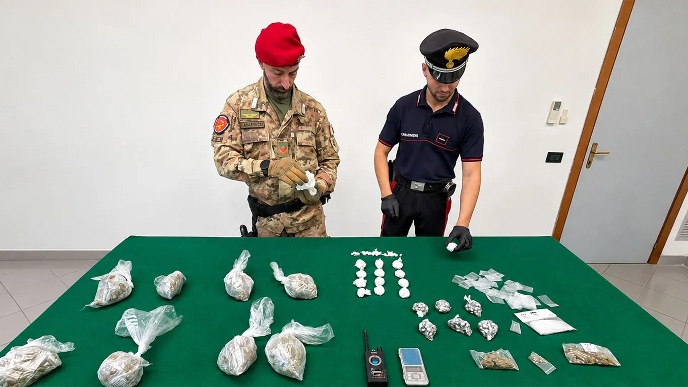 Monti Lattari, auto trasformata in deposito della droga: sequestrate oltre 1.300 dosi