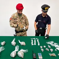 Monti Lattari, auto trasformata in deposito della droga: sequestrate oltre 1.300 dosi