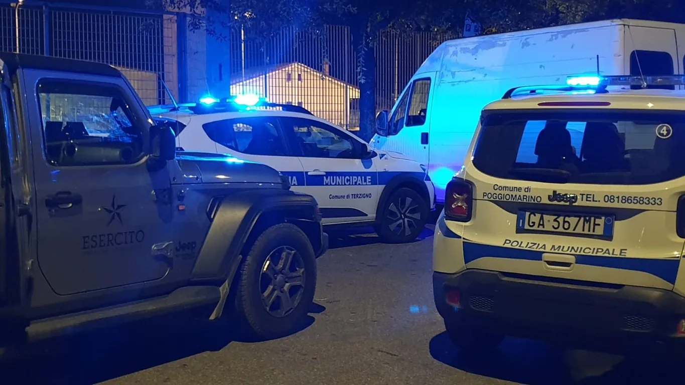 Terzigno-Poggiomarino, fuggono e nascondono il furgone dei rifiuti: scatta il sequestro