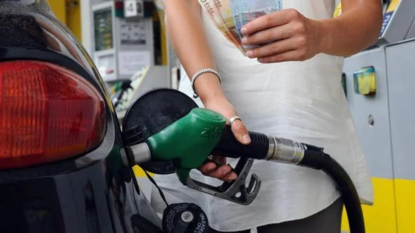 Caro carburanti, anche IP mette un tetto ai prezzi dopo Eni: sconto per 8.500 distributori