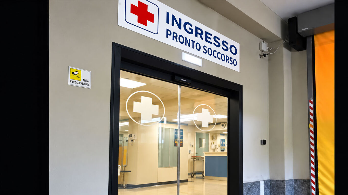 Aggredisce la fidanzata e la prende a calci anche in ospedale: arrestato 26enne
