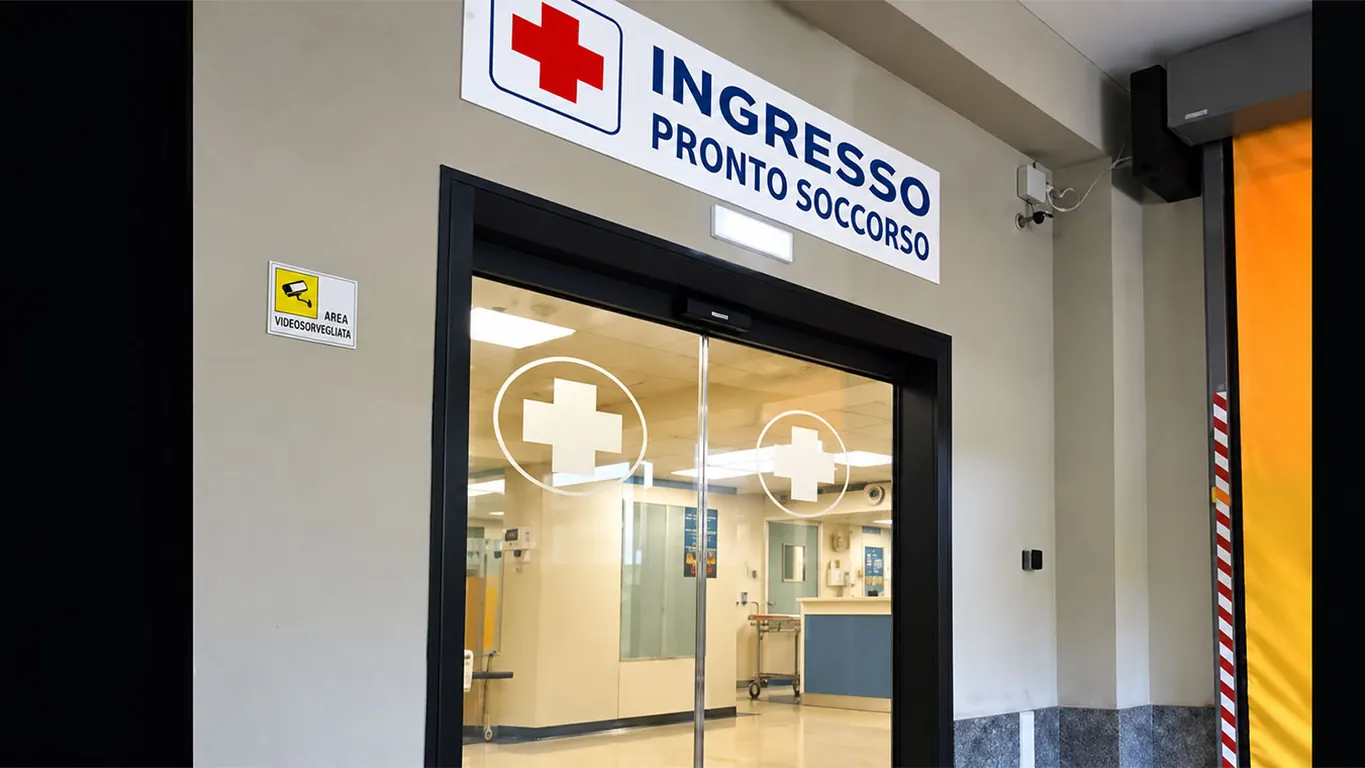 Aggredisce la fidanzata e la prende a calci anche in ospedale: arrestato 26enne