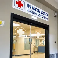 Aggredisce la fidanzata e la prende a calci anche in ospedale: arrestato 26enne