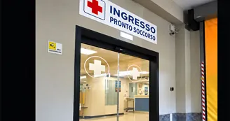 Aggredisce la fidanzata e la prende a calci anche in ospedale: arrestato 26enne