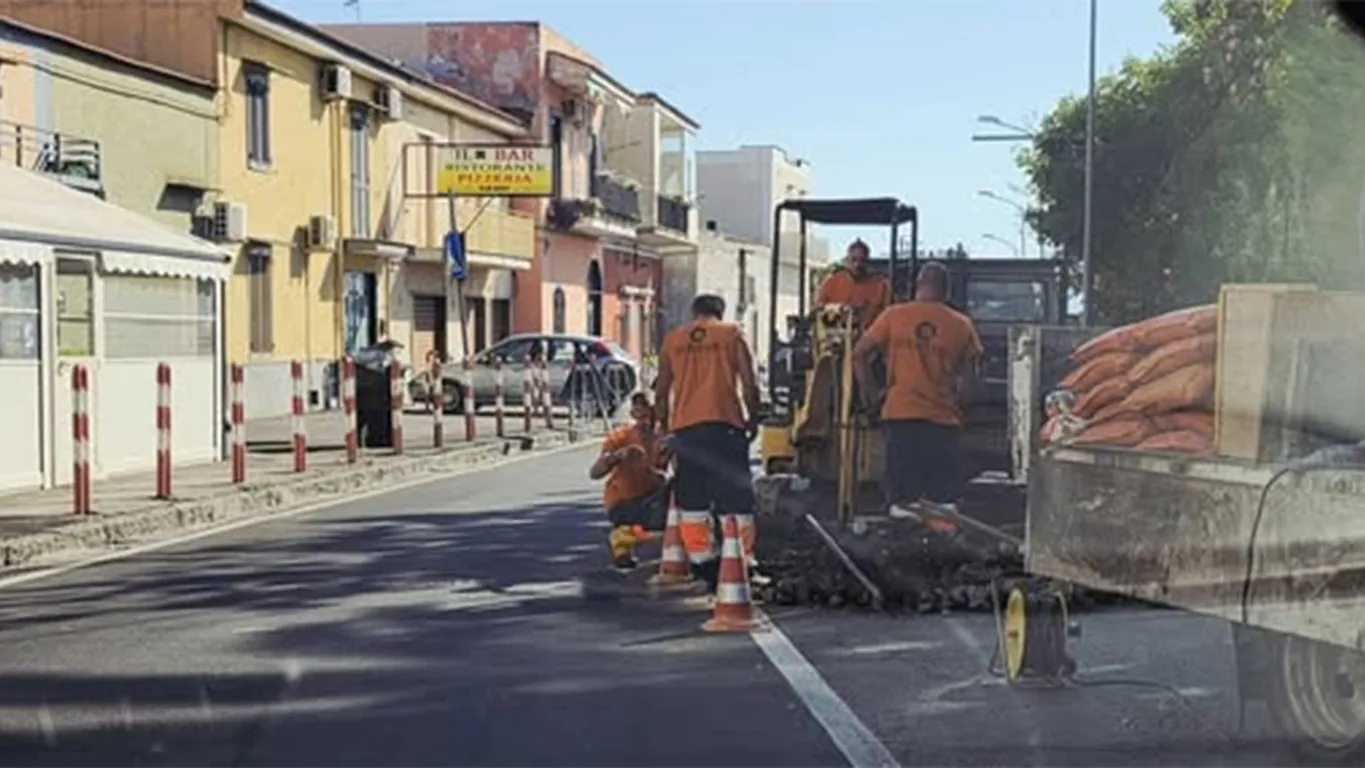 Via Prota, asfalto nuovo e subito nuovi scavi: «Ma dov'è la programmazione?»