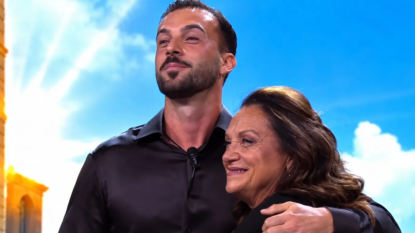 Grande Fratello Vip, Andreas Müller in lacrime: la sorpresa della mamma e le parole sul fratello Daniel