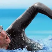 Salvatore Cimmino torna in mare: una nuova sfida a nuoto per gli studenti con disabilità