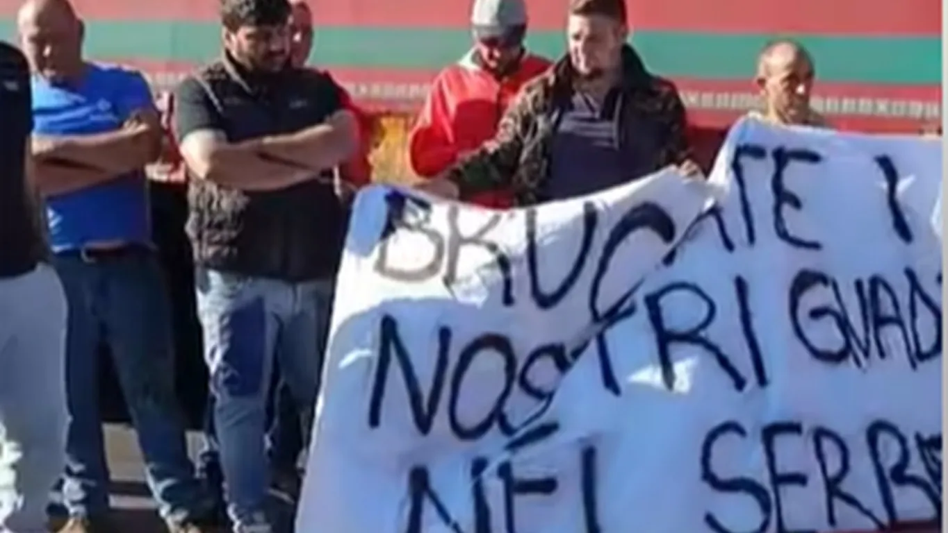 Agricoltori in rivolta in Calabria, trattori sull'A2: tensione allo svincolo di Pizzo