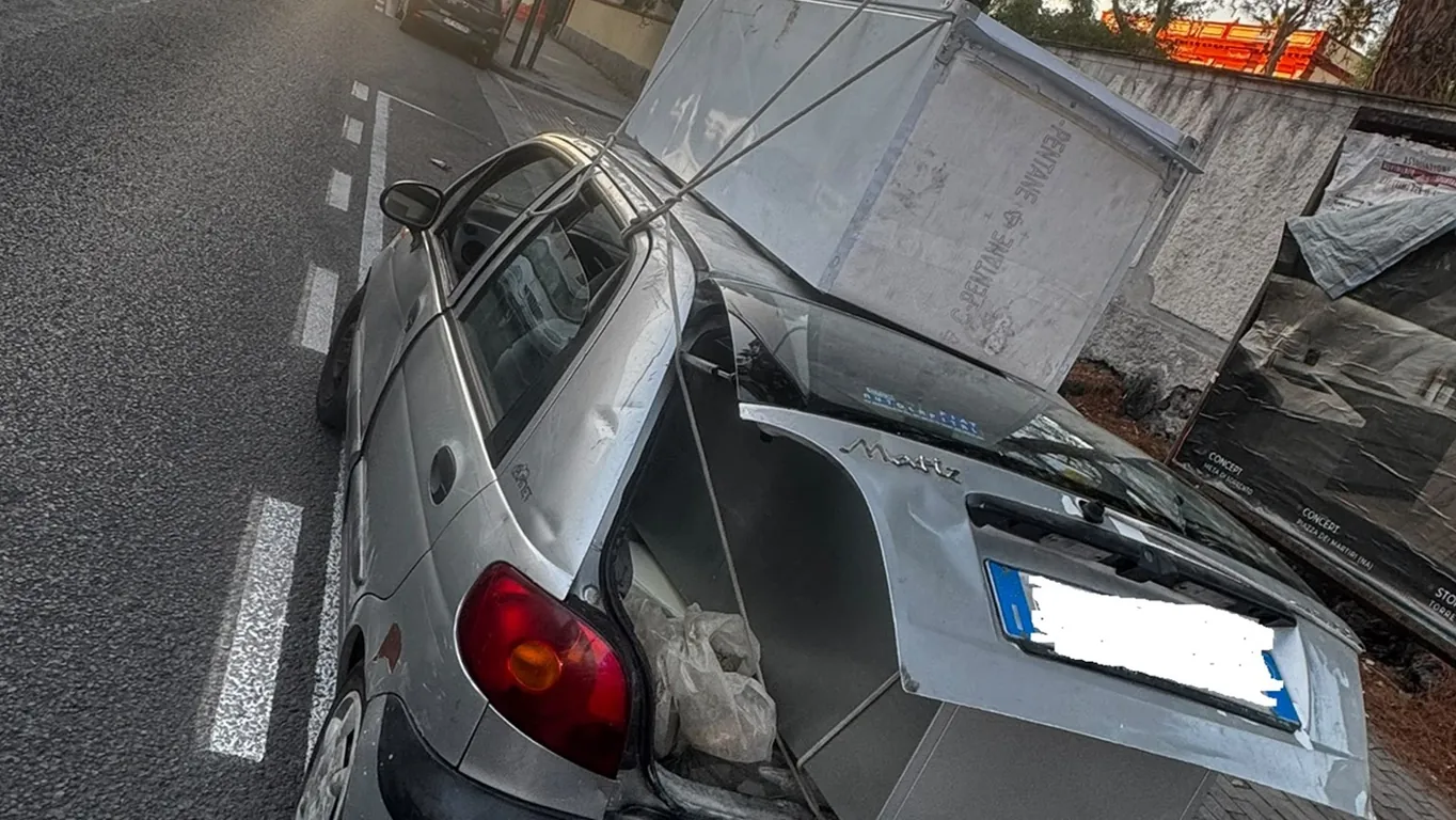 Torre del Greco, trasporta rifiuti su un'auto senza assicurazione e senza patente: denunciato