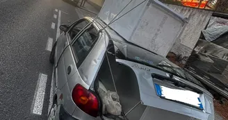 Torre del Greco, trasporta rifiuti su un'auto senza assicurazione e senza patente: denunciato
