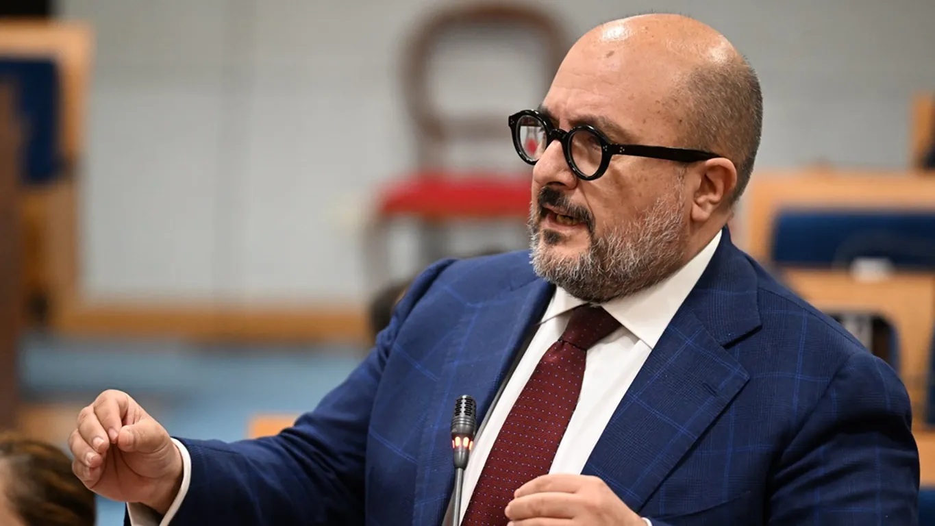 Fiume Sarno, Sangiuliano porta a Fico un campione d'acqua: «Vent'anni senza risolvere l'emergenza»