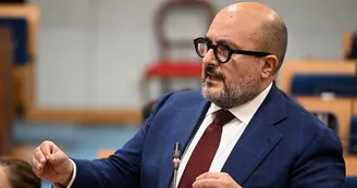 Fiume Sarno, Sangiuliano porta a Fico un campione d'acqua: «Vent'anni senza risolvere l'emergenza»