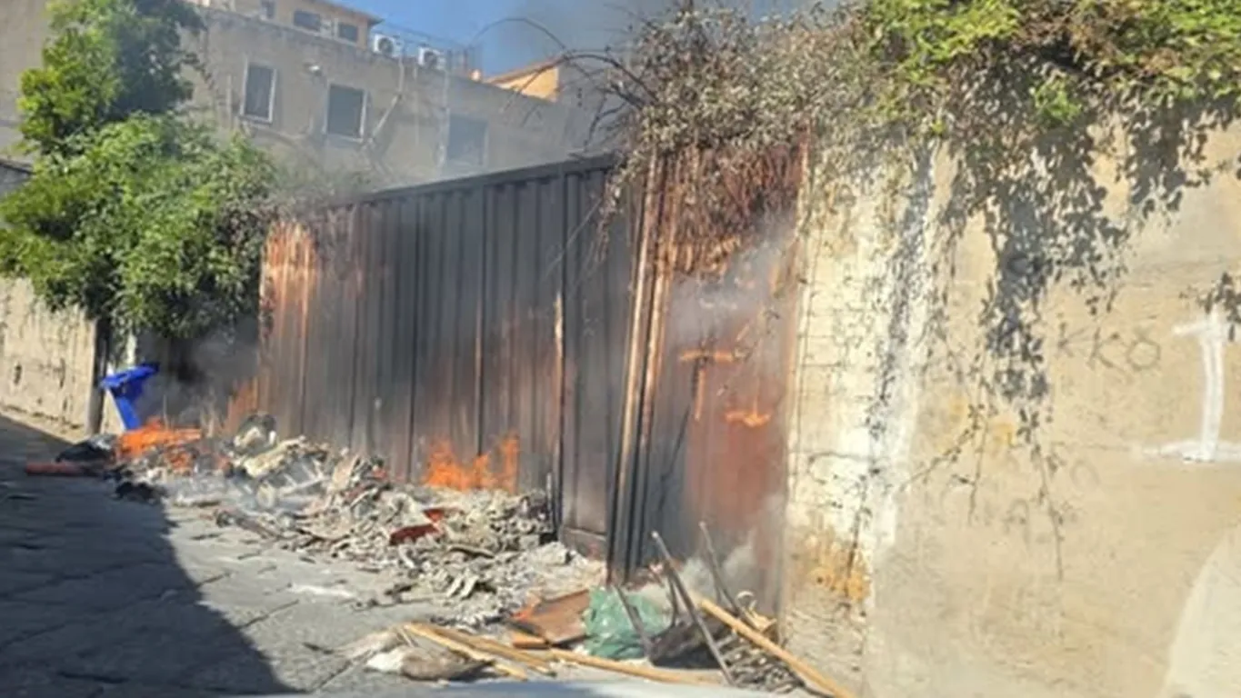 Torre Annunziata, incendio in via Commercio: in fiamme i cumuli di rifiuti abbandonati