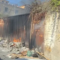 Torre Annunziata, incendio in via Commercio: in fiamme i cumuli di rifiuti abbandonati
