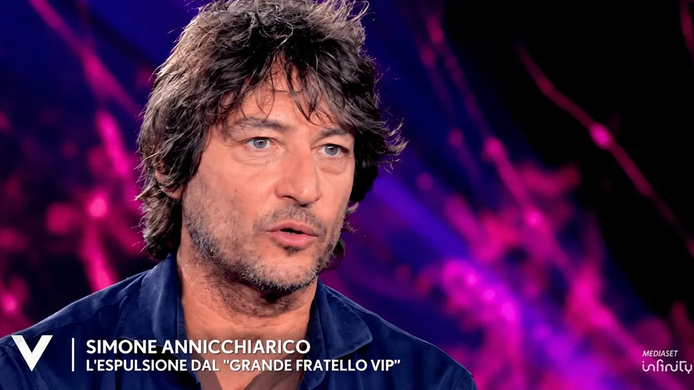 Simone Annicchiarico a Verissimo dopo la squalifica al GF Vip: «Mi hanno portato fuori, ho avuto paura»