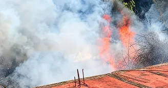 Torre Annunziata, rifiuti incendiati in via Commercio: Mazzella presenta un esposto in Procura