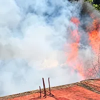 Torre Annunziata, rifiuti incendiati in via Commercio: Mazzella presenta un esposto in Procura