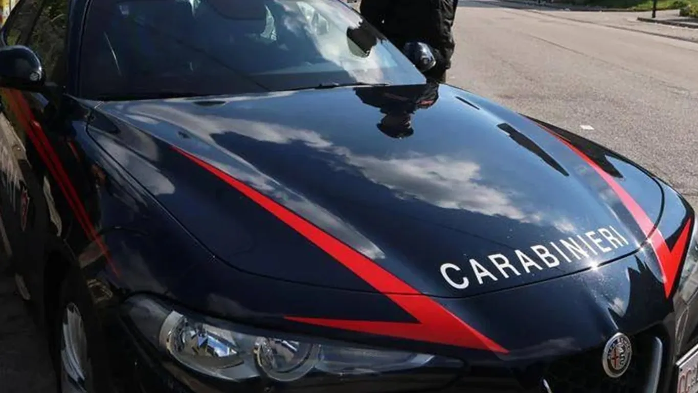 Torino, tenta di strangolare la compagna che scappa con la figlia e si salva. Lui si suicida