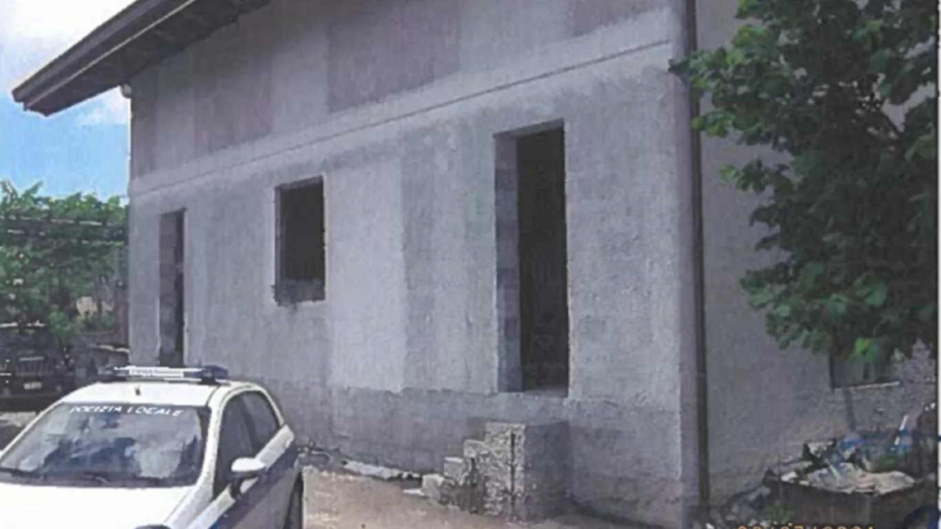 Agerola, abusivismo edilizio: demolito un fabbricato di tre piani dopo una sentenza del 2008