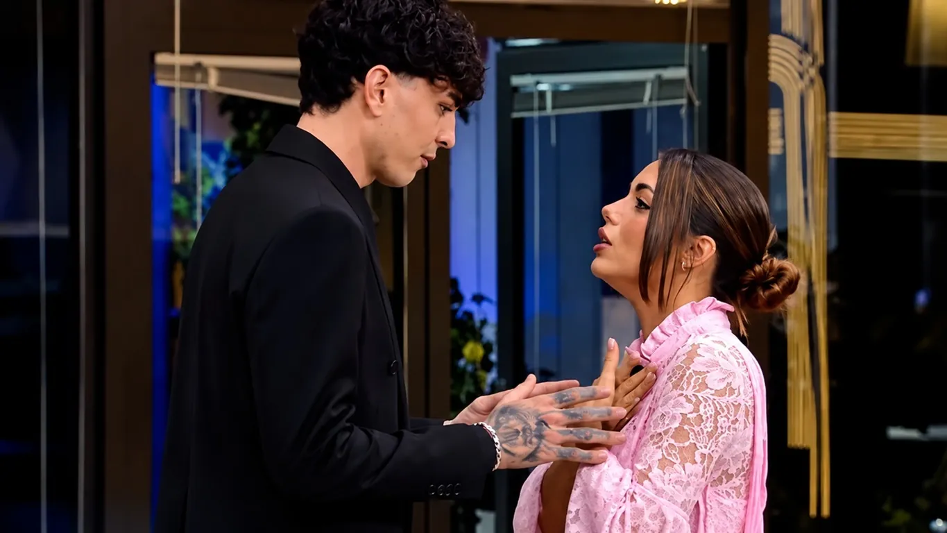 Grande Fratello, Piera chiude con il fidanzato in diretta. Lui la spiazza: «Mi sono tatuato il tuo nome»