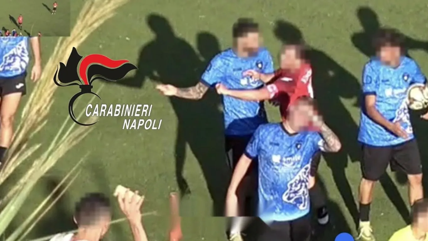 Ischia, mattone colpisce alla tempia l'arbitro 19enne: 12 persone denunciate