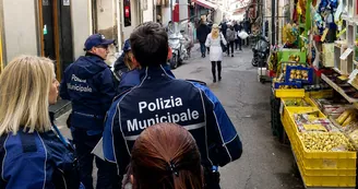 Torre del Greco, suolo pubblico occupato oltre i limiti: chiuse tre attività per cinque giorni