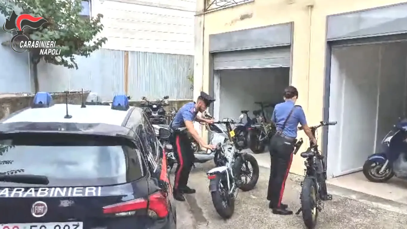 Furti di e-bike in Penisola Sorrentina, cinque persone ai domiciliari con braccialetto elettronico