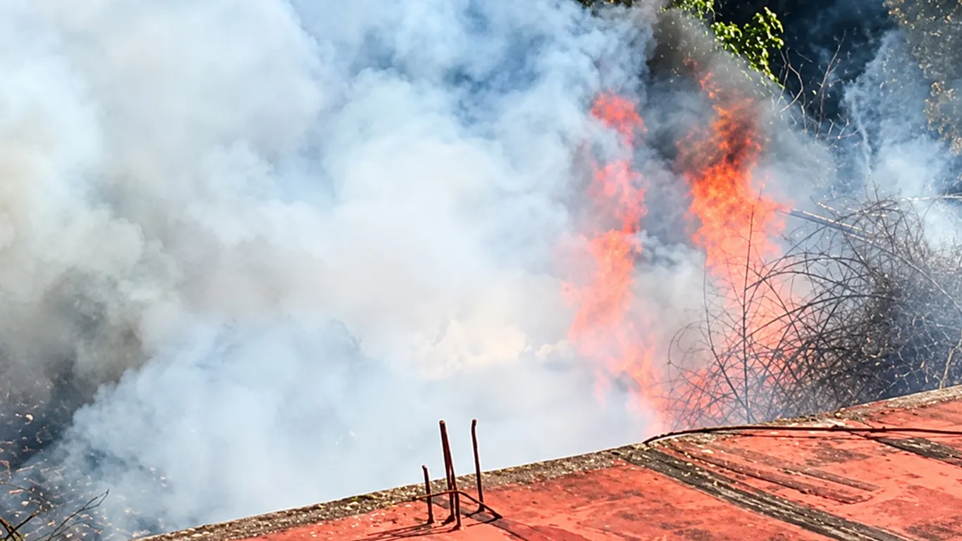 Torre Annunziata, rifiuti incendiati in via Commercio: individuato e denunciato il responsabile