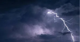 Maltempo nel Napoletano, allagamenti e danni: scatta l'allerta arancione