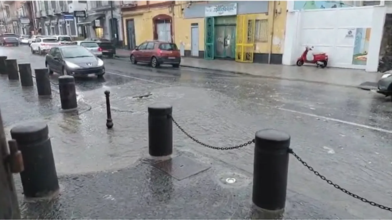 Torre del Greco, via Nazionale sommersa dall'acqua: allagamenti e proteste davanti a Villa Macrina