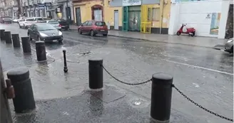 Torre del Greco, via Nazionale sommersa dall'acqua: allagamenti e proteste davanti a Villa Macrina