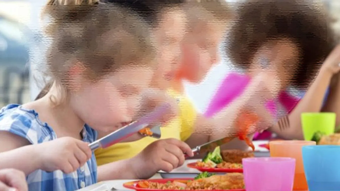 Torre del Greco, rischio Salmonella: stop ai pomodori crudi nelle mense scolastiche