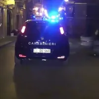 Torre Annunziata, speronano l'auto dei carabinieri e feriscono un militare: due arresti, caccia a tre complici
