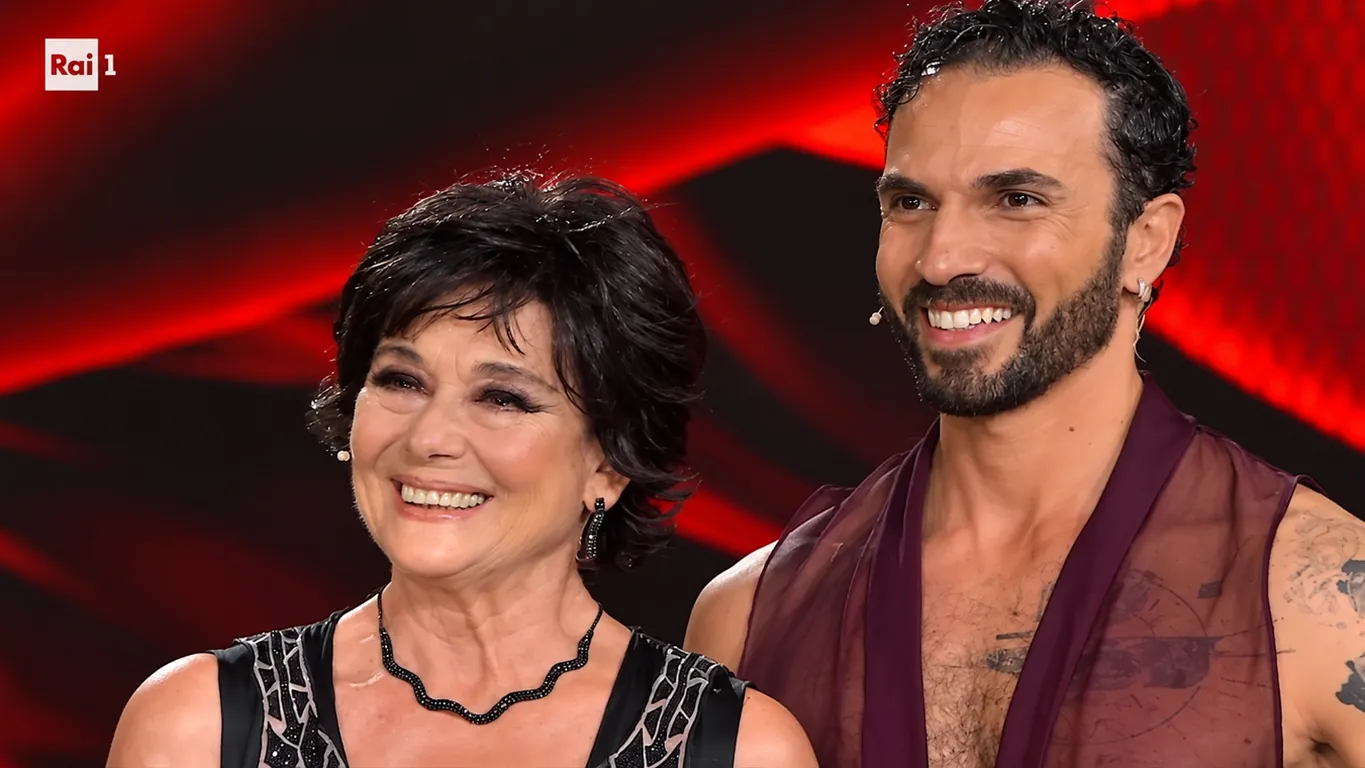 Ballando con le Stelle, seconda puntata: trionfa Monica Guerritore, baci e scintille in pista