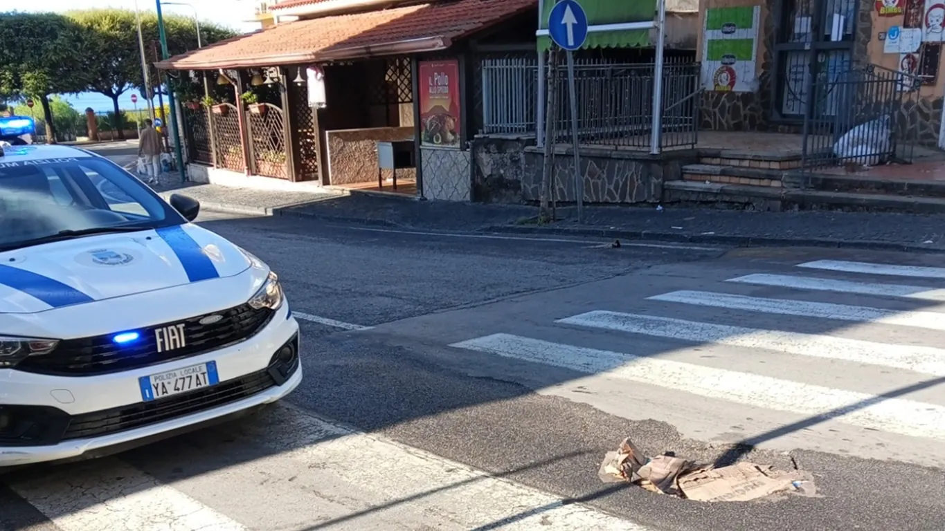 Torre del Greco, voragine in via De Gasperi: pericolo per automobilisti e pedoni