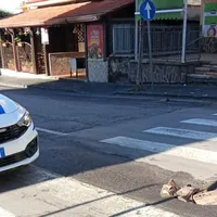Torre del Greco, voragine in via De Gasperi: pericolo per automobilisti e pedoni